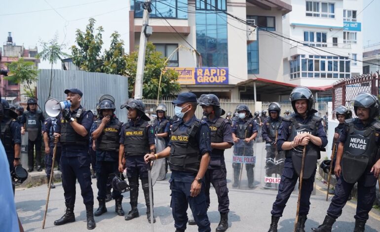 सुकुमबासी डोजर रोक्न माग गदै घन्टीघर पुगे