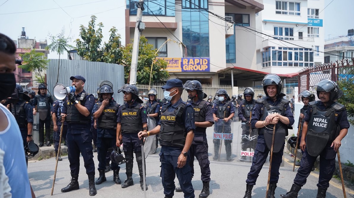 सुकुमबासी डोजर रोक्न माग गदै घन्टीघर पुगे