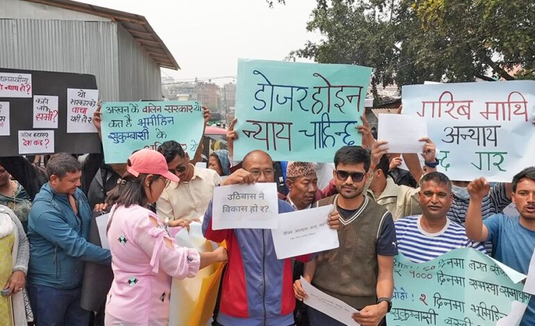 सुकुमवासी बस्तीमा सरकारविरुद्ध प्रदर्शन