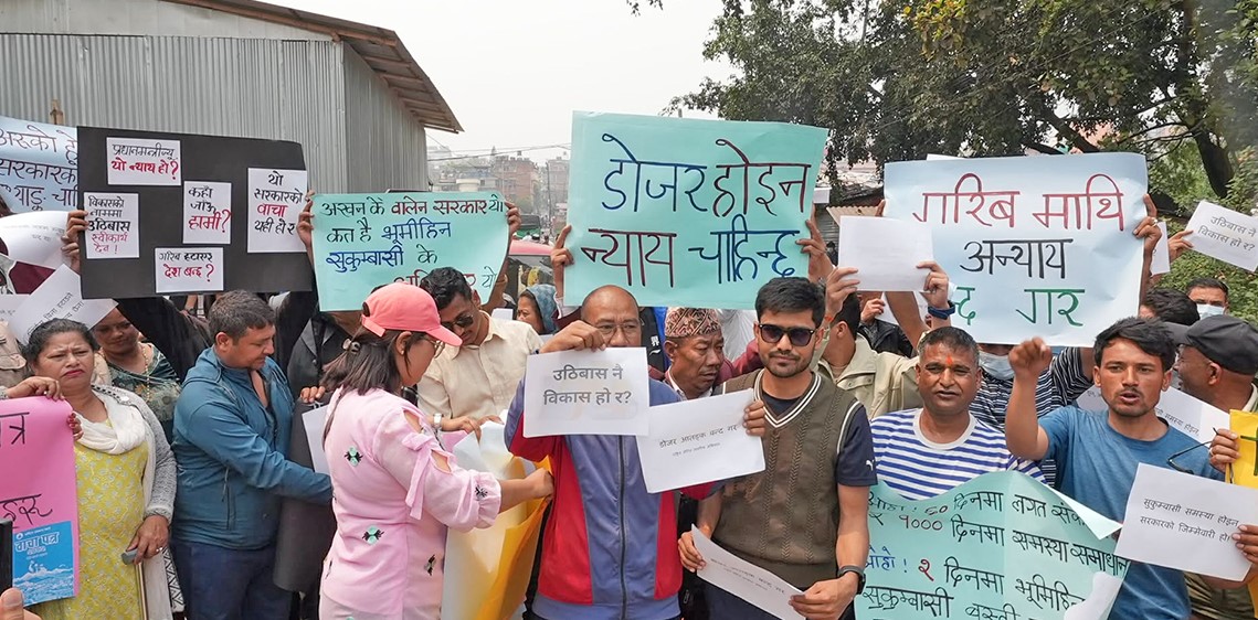 सुकुमवासी बस्तीमा सरकारविरुद्ध प्रदर्शन