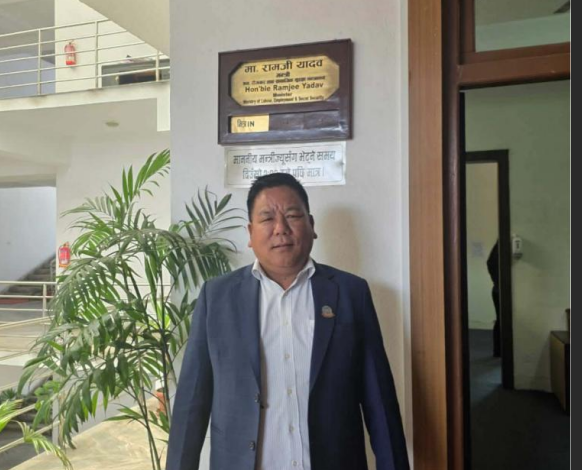 खाडीको श्रम स्वीकृति आफुले घुस खुवाएर खुलाएको भन्दै व्यवसायीसँग रातारात पैसा उठाउँदै गुरुङठुला कर्मचारी देखाउँदै म्यानपावर धम्क्याउँछन्