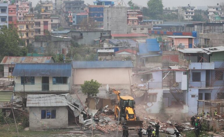 प्रहरीसँग दर्जन डोजर लगाएर मनोहरा खोलाको सुकुमबासी बस्ती हटाउँदै