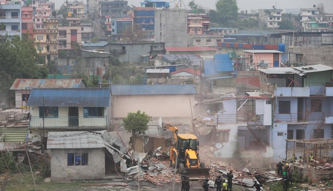 प्रहरीसँग दर्जन डोजर लगाएर मनोहरा खोलाको सुकुमबासी बस्ती हटाउँदै