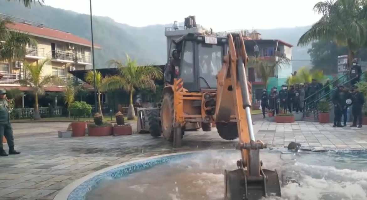 फेवातालको जग्गा हडपेर बनाइएको संरचनामा डोजर, कर्ण शाक्यको रिसोर्ट समेत पर्यो