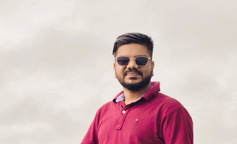 श्रममन्त्री रामजी यादवलाई बनाइँदै
