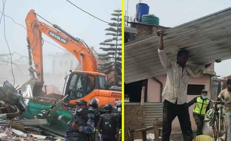 थापाथली पछि सिनामंगलमा चल्यो डोजर, सुकुम्बासी सामान स्याहार्न व्यस्त