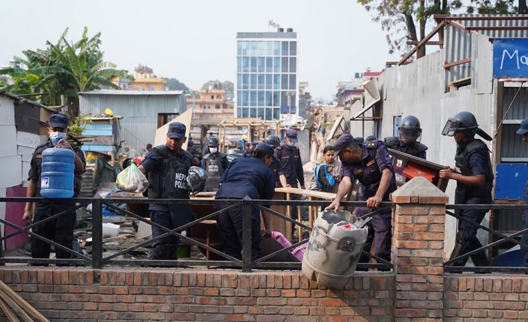 प्रहरीको सहयोगमा सर्दैछन् थापाथलीका सुकुमवासी