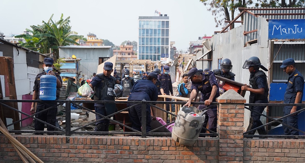 प्रहरीको सहयोगमा सर्दैछन् थापाथलीका सुकुमवासी