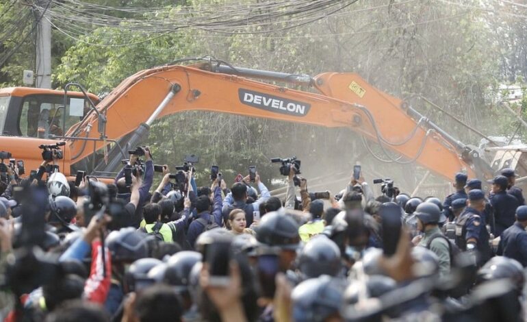 थापाथली सुकुम्बासी वस्तीमा चल्यो डोजर, छैन कुनै अवरोध