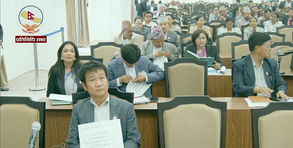 संसदमै प्ले कार्डसहित प्रधानमन्त्री बालेन शाहको विरोध