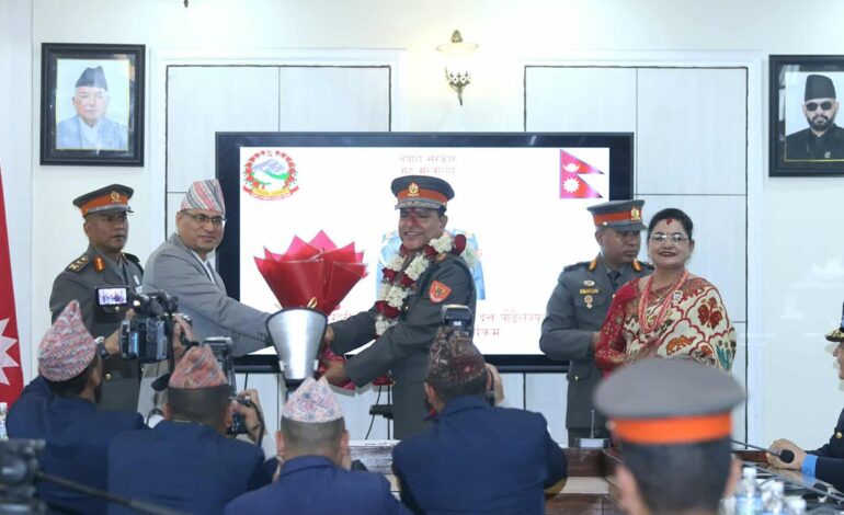 सशस्त्र प्रहरीका महानिरीक्षक पौडेलले लगाए दज्र्यानी चिह्न