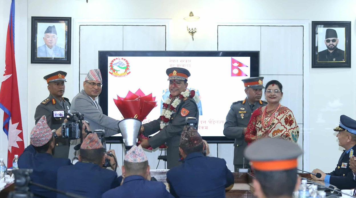 सशस्त्र प्रहरीका महानिरीक्षक पौडेलले लगाए दज्र्यानी चिह्न
