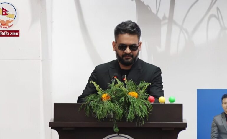 प्रधानमन्त्री जवाफका लागि रोष्ट्रममा उभिए, विपक्षी गरे प्रश्न