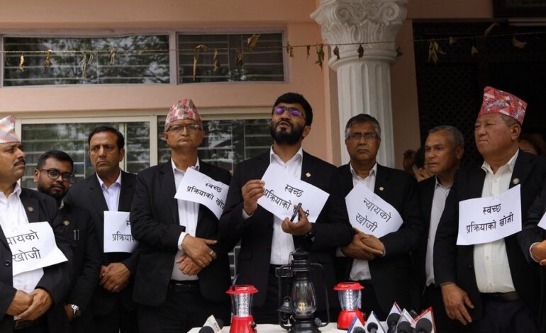 दिउँसै लालटिन बालेर विरोध गर्यो बारले