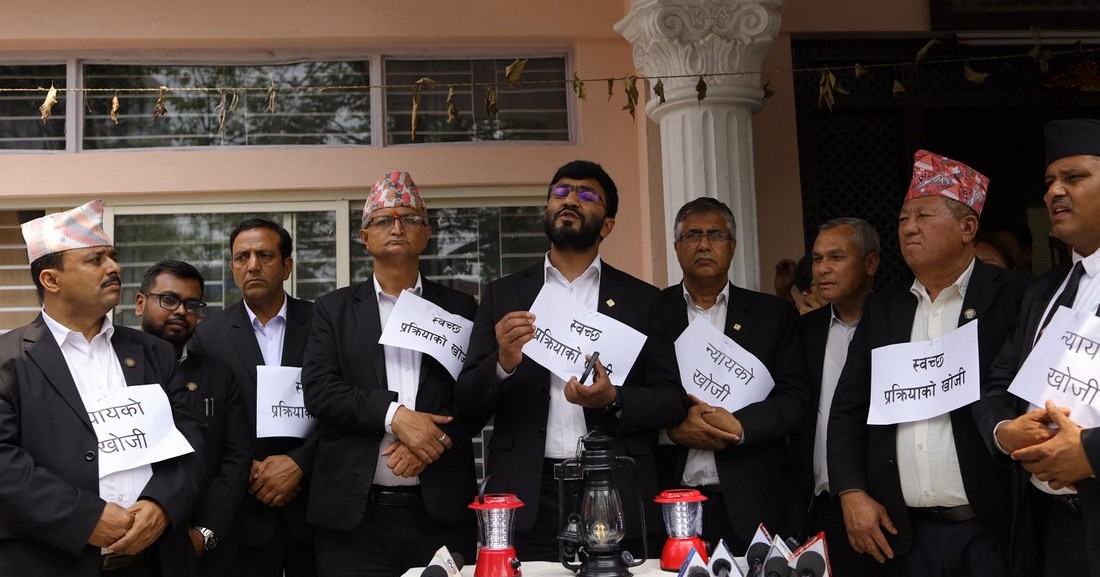 दिउँसै लालटिन बालेर विरोध गर्यो बारले