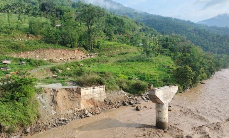 पाँचथरमा बाढीको वितण्डा, ४ वटा विद्युत् उत्पादन केन्द्रमा क्षति, काबेली करिडोर अवरुद्ध