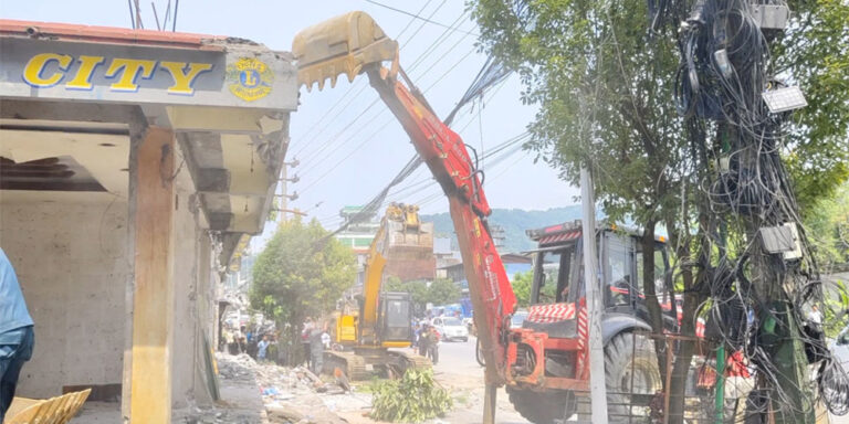 भत्काउन थालियो पोखरामा सुकुम्बासीका घर टहरा