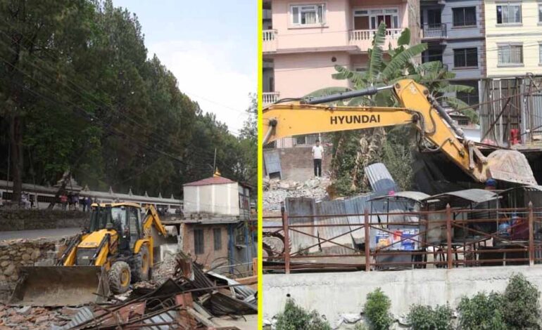 काठमाडौंका तीन ठाउँमा सुकुम्बासी खेदाउन चलिरहेको डोजर