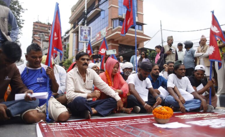 माइतीघरमा माटो बोकेर सुस्ताबासीको धर्ना