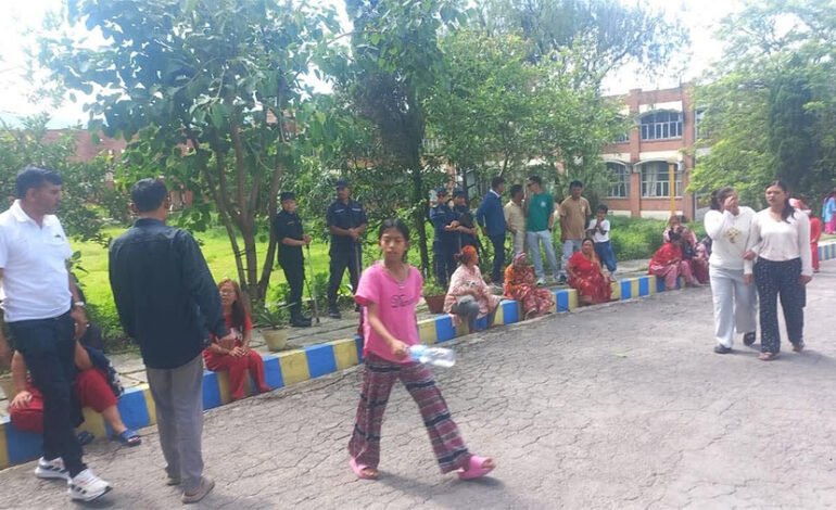 सरकारले बाससँग गाँस खोसेपछि रातभरी भोकै बसेको भन्दै होल्डिङ सेन्टर सुकुमवासी आन्दोलित