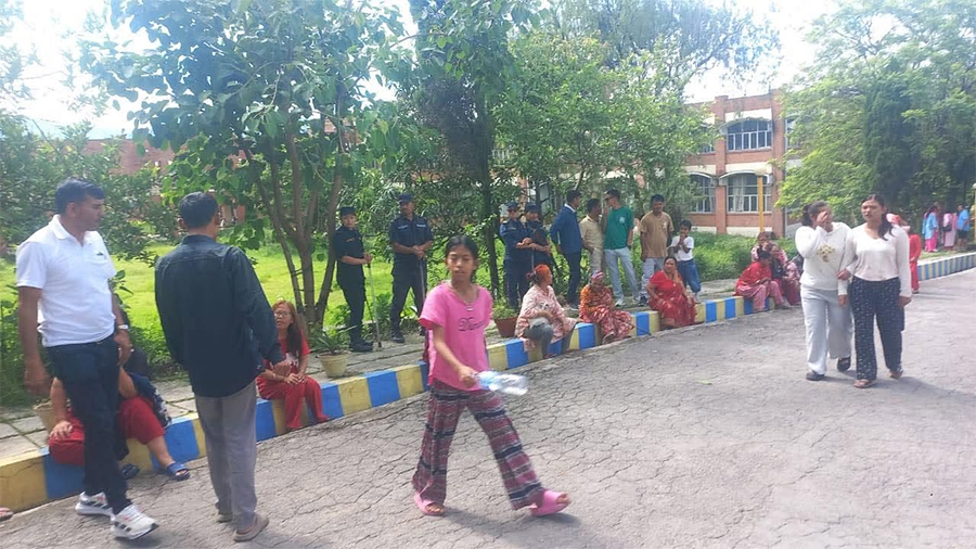 सरकारले बाससँग गाँस खोसेपछि रातभरी भोकै बसेको भन्दै होल्डिङ सेन्टर सुकुमवासी आन्दोलित