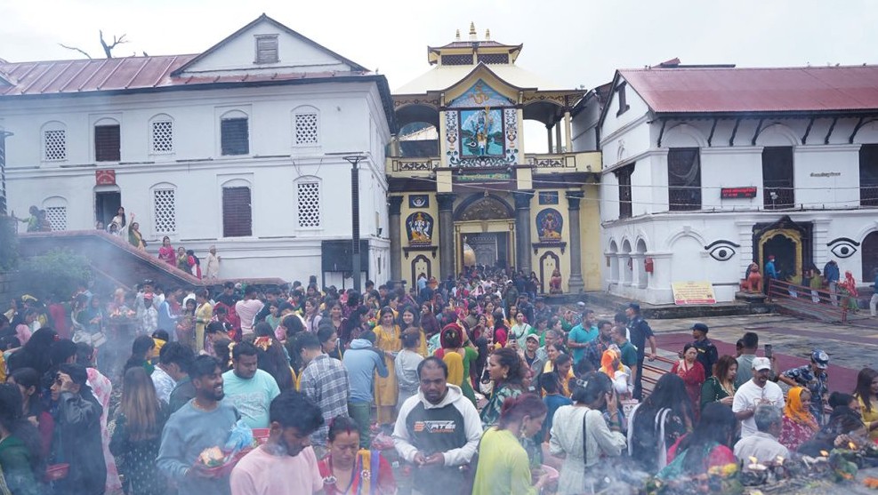 पशुपतिमा साउनको सोमबार दर्शनार्थीको घुइँचो