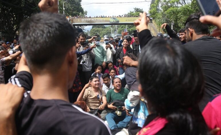 गणेश नेपालीको न्यायको माग सहित वीर अस्पताल अगाडी प्रदर्शन, बालेनको राजिनामा माग