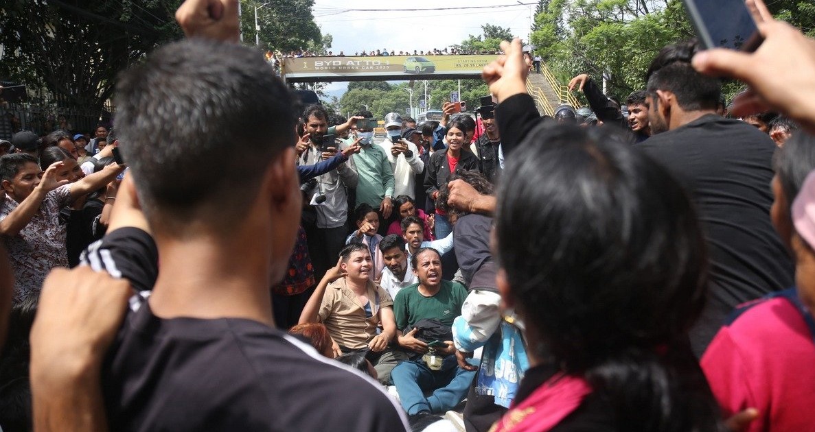 गणेश नेपालीको न्यायको माग सहित वीर अस्पताल अगाडी प्रदर्शन, बालेनको राजिनामा माग