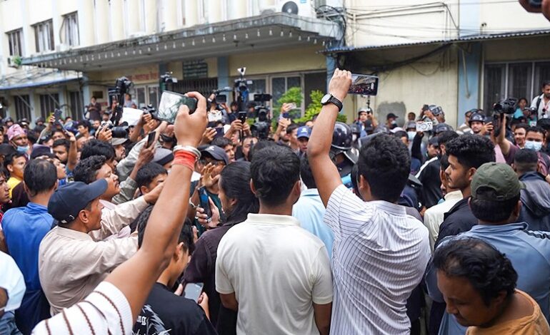 गणेश नेपालीको मृत्युपछि वीर अस्पताल अगाडि प्रदर्शन