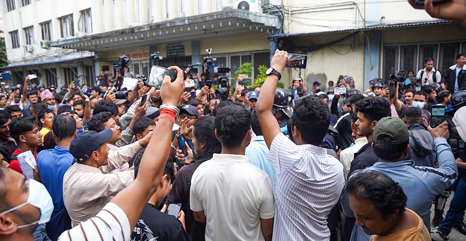 गणेश नेपालीको मृत्युपछि वीर अस्पताल अगाडि प्रदर्शन