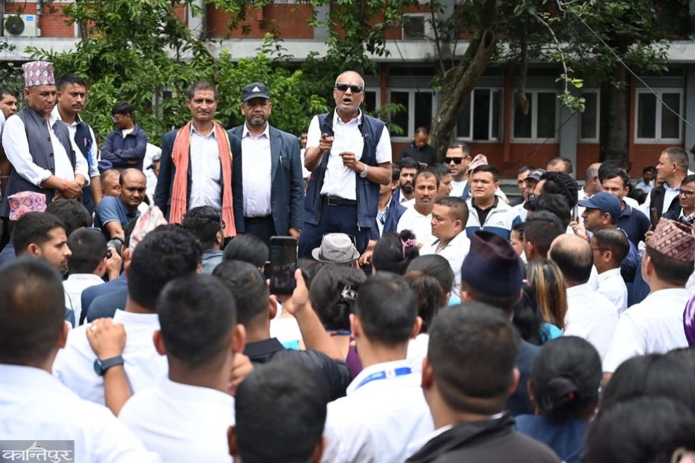 करारमा कार्यरत कर्मचारीहरू हटाएर सरकार आउटसोर्सिङ गर्ने तयारीमा, सिंहदरबारमै विरोधमा उत्रिए कर्मचारी