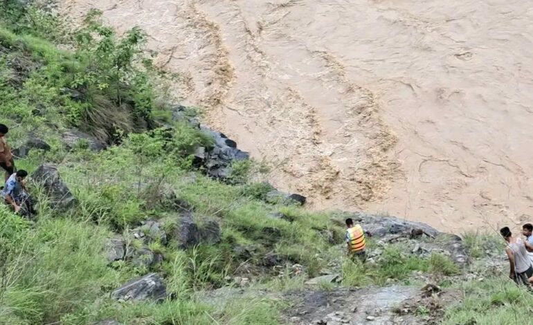 कर्णालीको भेलमा खस्यो बस, एक जनाको मृत्यु अन्यको खोजी कार्यजारी