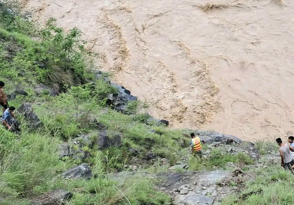 कर्णालीको भेलमा खस्यो बस, एक जनाको मृत्यु अन्यको खोजी कार्यजारी