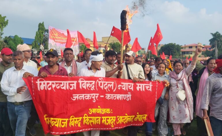 बालेनले जनकपुरमा गरेको बाचा पूरा नगरेपछि मिटरब्याज पीडितको मधेशदेखि काठमाडौंसम्म पैदलमार्च