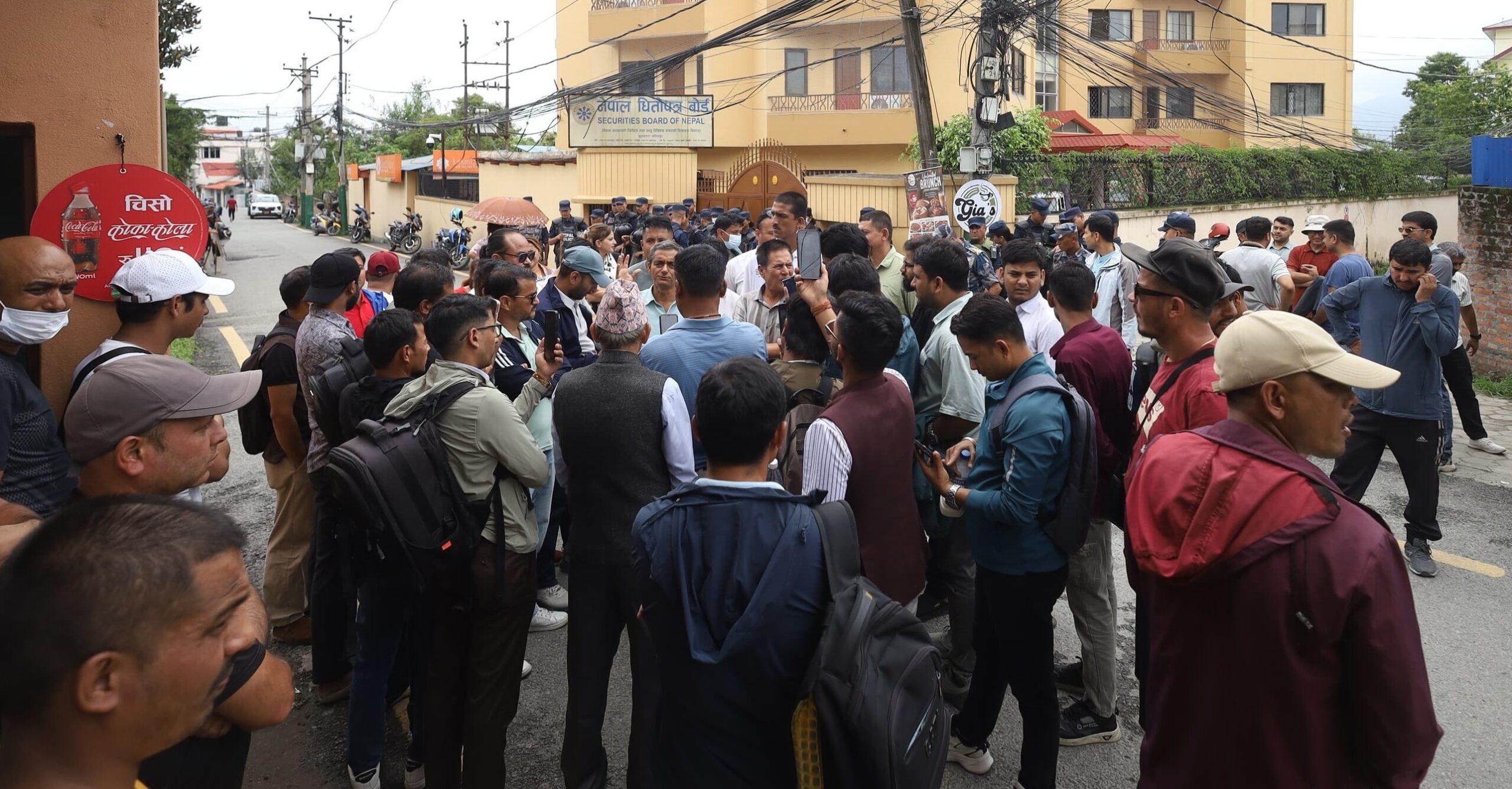 धितोपत्र बोर्ड घेर्न पुगेका लगानीकर्ताको माग– क्यापिटल मार्केट रेस्क्यु प्लान सार्वजनिक गरियोस्