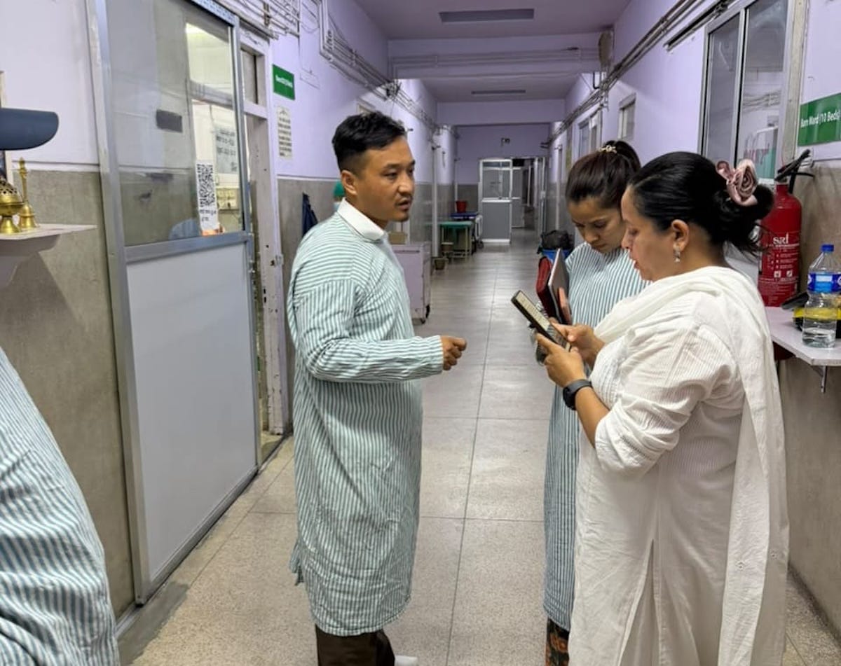 आत्मदाह प्रयास गरेका गणेश नेपालीको सम्पूर्ण उपचार सरकारले गर्ने, उपचारका लागि भारतको दिल्ली लगिँदै