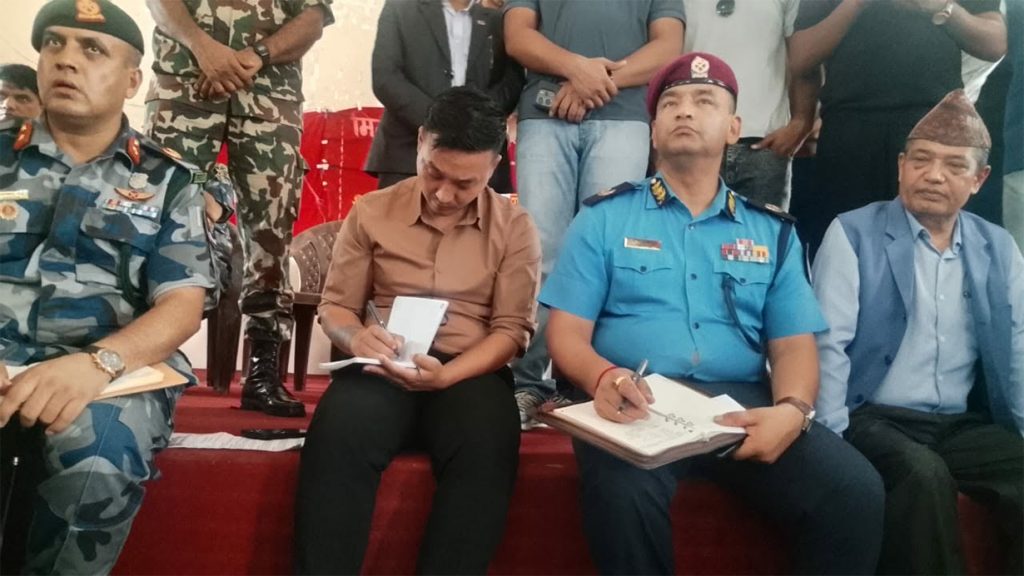 काठमाडौं आउँदै गरेका मिटरब्याज पीडितलाई गृहमन्त्रीले निजगढ पुगेर वार्ता गदै